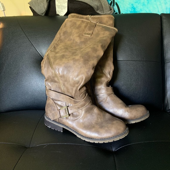 Boots - Picture 2 of 5